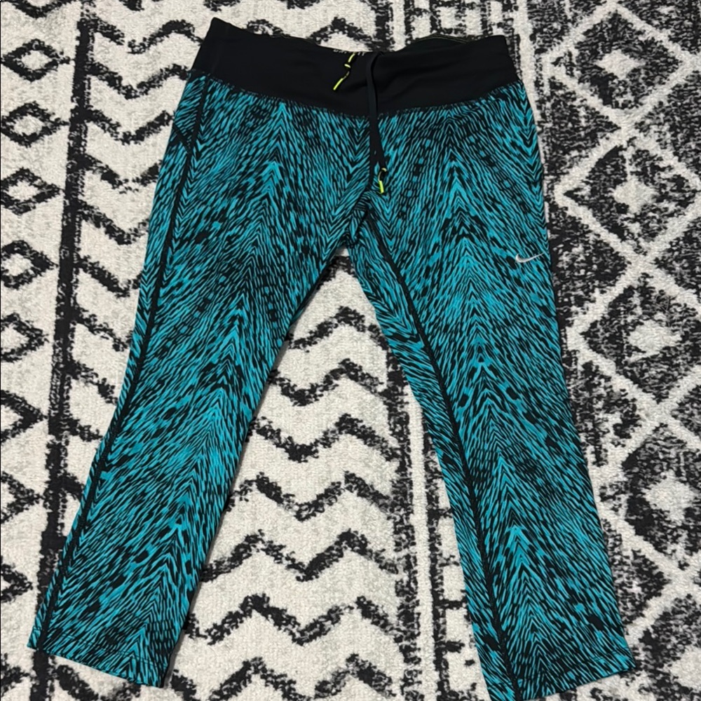 Women’s Nike Turquoise Patterned Capri Leggings - M